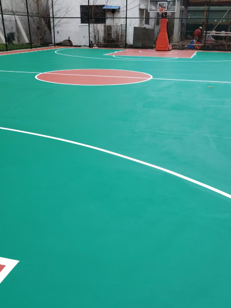来宾 球场长期使用易出现地面开裂